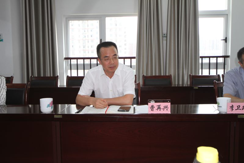 长沙市环境科学学会秘书长蒋检花与理事单位会员朱发辉一同参加市蓝天办组织的“打赢蓝天保卫战”工作座谈会