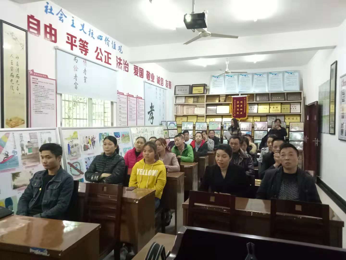 长沙市环境科学学会秘书长蒋检花受邀于火星街道凌霄社区进行“同呼吸、共命运，坚决打赢蓝天保卫战”主题宣讲