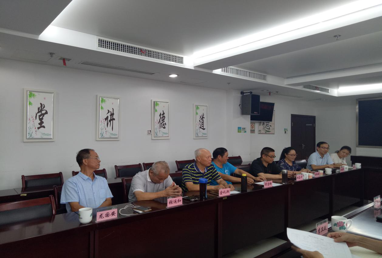 长沙市环境科学学会秘书长蒋检花与理事单位会员朱发辉一同参加市蓝天办组织的“打赢蓝天保卫战”工作座谈会