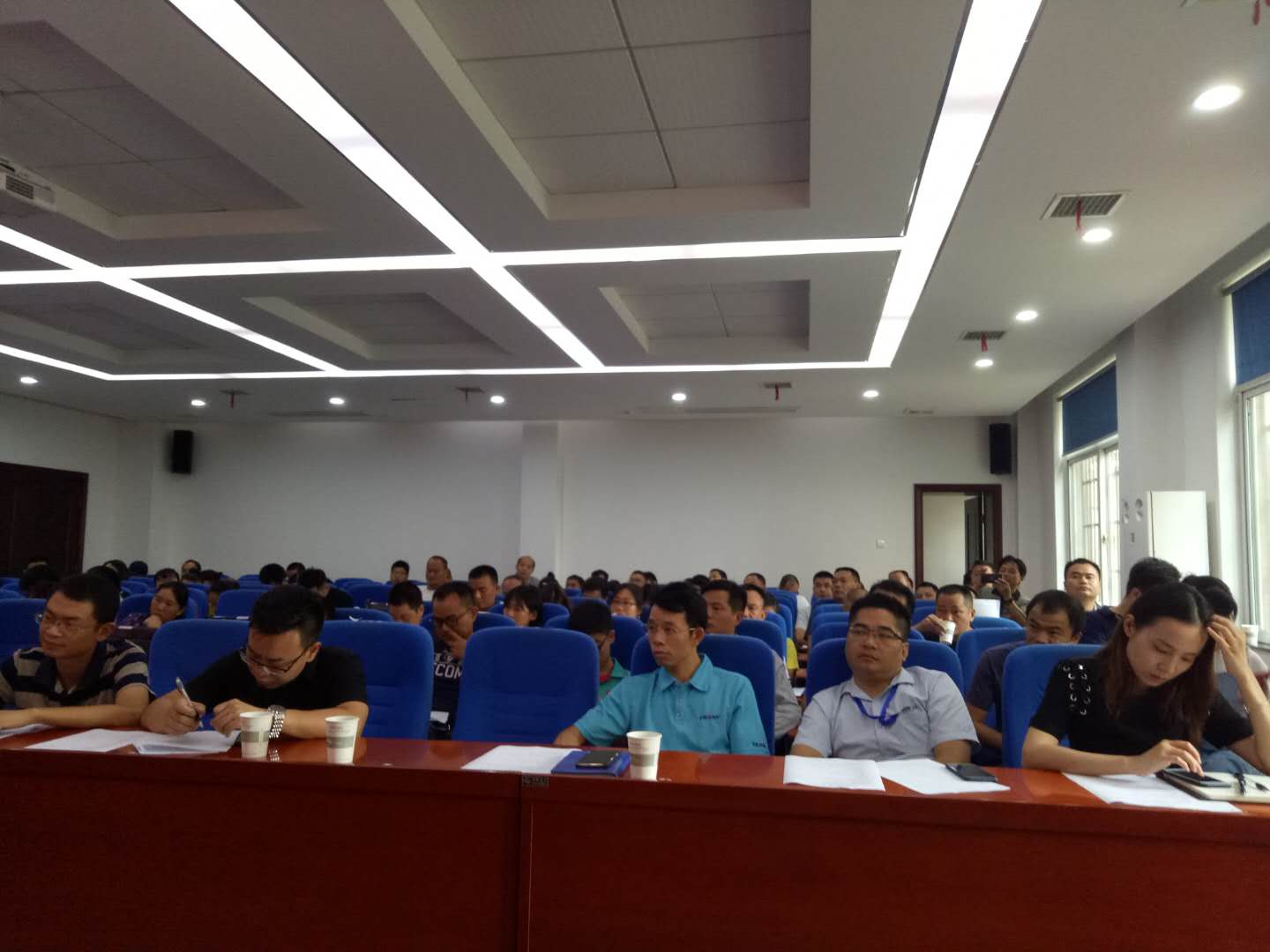 长沙市环境科学学会秘书长蒋检花受邀于长沙县榔梨街道开展了“学习新环保法，争创两型企业”和 “同呼吸、共命运，坚决打赢蓝天保卫战”主题宣讲活动
